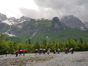 Foto nga itinerari ne Luginen e Valbonës në Parkun Kombëtar të Valbonës. Studentët duke ecur drejt Ragamit. Ata studiuan relievin alpin me elemente gjeomorfologjike si cirqe akullnajore, komplekse cirqesh, lugje akullnajore, etj. 